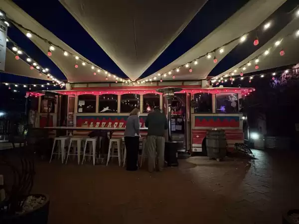 Ghost Light Saloon at Painted Lady Bed & Brew - Lugares para Bodas en Albuquerque | Foto: Brianna Wibeto